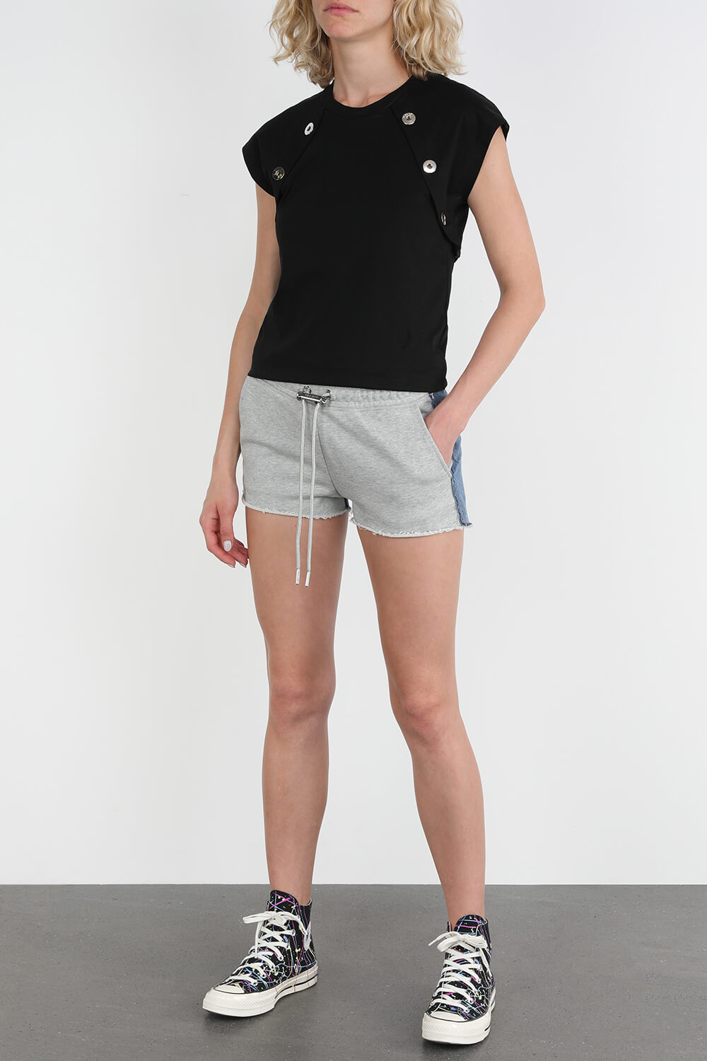 חולצת טי שחורה עם כפתורים כסופים